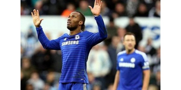A ex-estrela do Chelsea Drogba anunciou sua aposentadoria